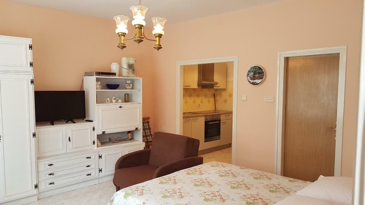 Apartments Anita - One Bedroom Apartment With Garden マトゥリ エクステリア 写真